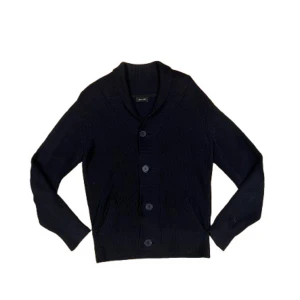 Mörkblå stickad cardigan från Sand - En snygg mörkblå cardigan från sand. Den är lite använd men har inga skador. Den är stolek S. Skriv för funderingar. 