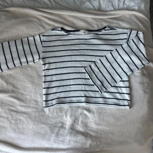 Randig långärmad tröja från H&M - Vit och marinblå randig långärmad tröja från H&M. Tröjan har en rak passform, rund halsringning. Mycket fint skick!