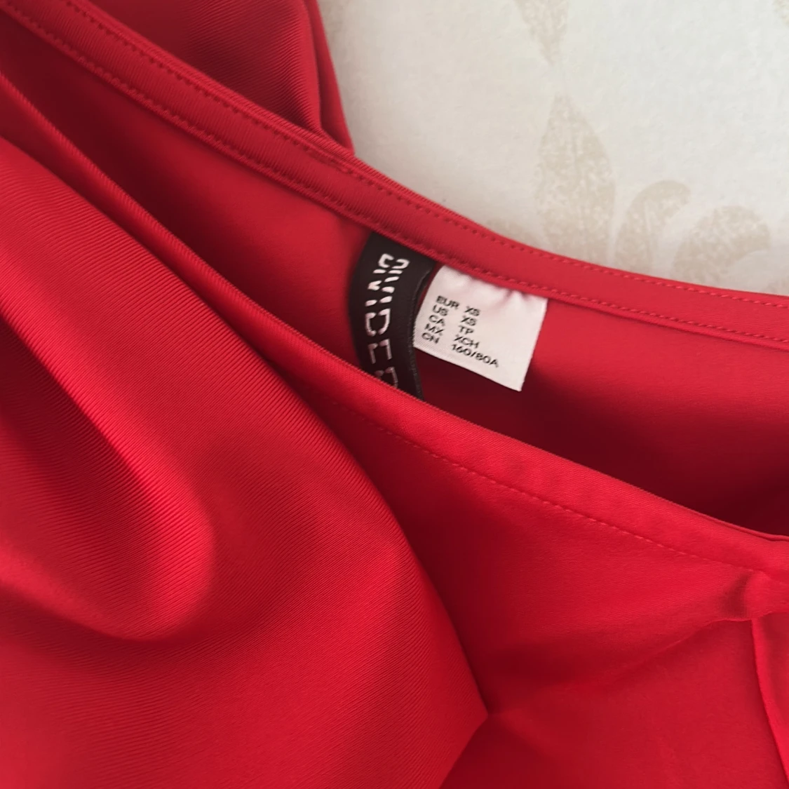 Röd oneshoulder klänning från Divided - 1