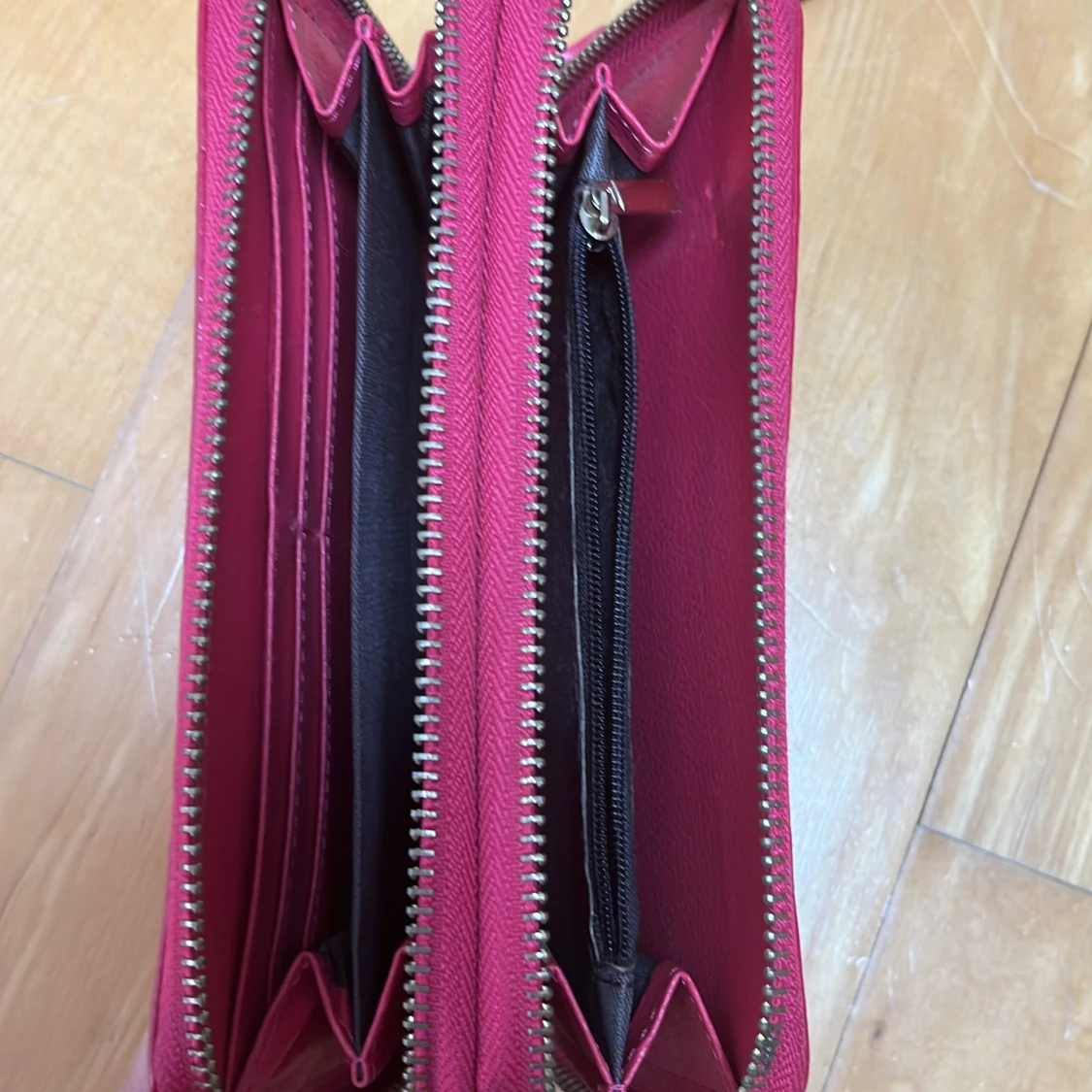 Röd plånbok med ormskinnsmönster - 2