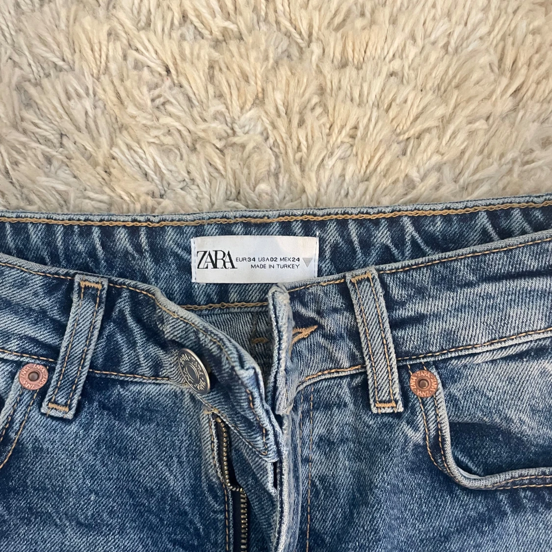 Högmidjade blå jeans från Zara - 1