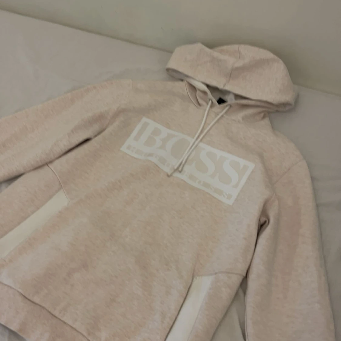 Beige hoodie från BOSS med logga - 1