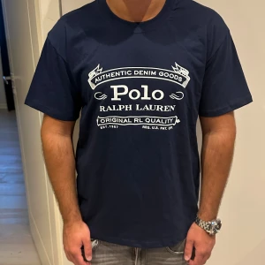 Mörkblå Polo Ralph Lauren t-shirt - Sjukt snygg och eftertraktad vintage Ralph Lauren t-shirt! Väldigt svår att få tag på! Storlek S men sitter mer som en M. 