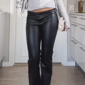 Skinnbyxor bootcut - Säljer nu dessa snygga skinnbyxor från calzedonia!!💓💓 är typ högmidjade men kan vika ner till lågmidjade vilket jag gör och hon på första bilden, ser absolut inte konstigt ut när man gör det tycker jag💓 har en liten defekt så hör av er vid bild