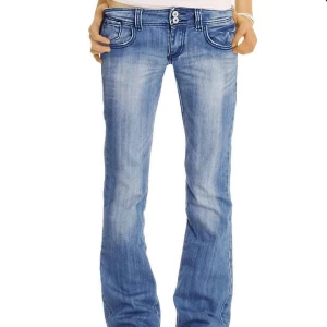 Ljusblå bootcut jeans  - Lågmidjade bootcut-jeans från Lee. De är i en fin ljusblå färg och har låg midja. Säljer dem eftersom de tyvärr inte passar mig, det finns ett litet hål i benet och en defekt på sidan (sista bilden), annars är de riktigt smickrande! innerbenslängd: 79 cm midjemått 37 cm (jag skulle säga storlek XS-S) ☺️
