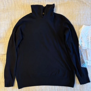 Kashmir hoodie Oscar Jacobson  - Säljer en riktigt snygg mörkblå Kashmir hoodie från Oscar Jacobson 🌟| Storlek: M | Rätt bra skick 7/10 (lite nopprig, fått bort det mesta, allt går bort) | Nypris: 1599kr | Modell: Pascal | Orderbekräftlese och påse finns | Hör av er vid funderingar | A&Wfashion 🙌🏻