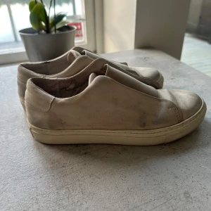 Beige sneakers i mocka - Dom är såå snygga, men dessvärre har de fläckar som borde gå bort med en speciell rengöring för mocka.❤️👏🏼