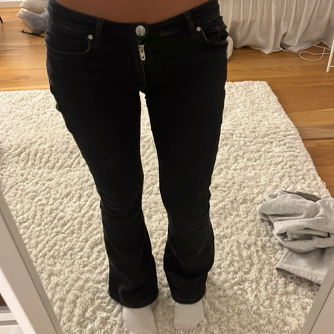 Svarta low flare jeans XS - 1