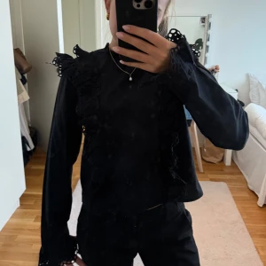 Blus - Fin svart blus med detaljer från HM storlek s men passar xs också!