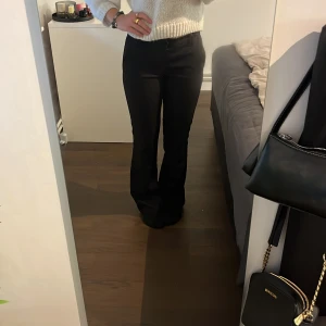 Kostymbyxor - Svarta kostymbyxor från BikBok i storlek 34. Byxorna har bootcut-modell med lätt utsvängda ben och låg midja. Dom är i bra skicka och lätta att styla. Bara att skriva vid frågor☺️