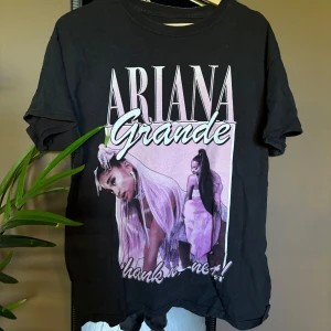 Ariana Grande - Säljer min Ariana Grande t-shirt för att den inte kommer till användning. Använd ca 1-2 gånger och är i bra skick . Är i st L och säljer den för 100kr+frakt