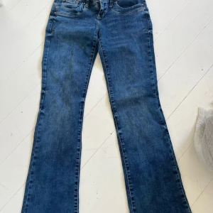 Blå bootcut jeans låg midja 25/30 - Snygga blå jeans från Ltb i bootcut-modell med låg midja. Lite lätt slitna längst ner vid fötterna och ganska stretchigt material. 