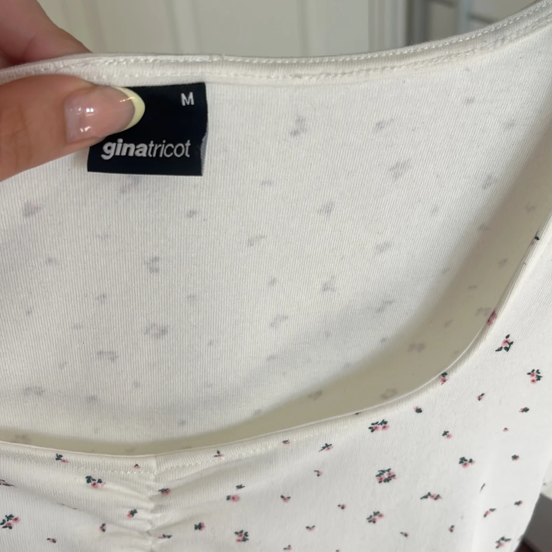 Vit blommig topp från Gina Tricot - 1