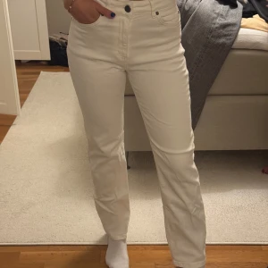 Vita raka jeans  - Snygga vita jeans från Lexington med raka ben och hög midja som aldrig är använda! 🩷