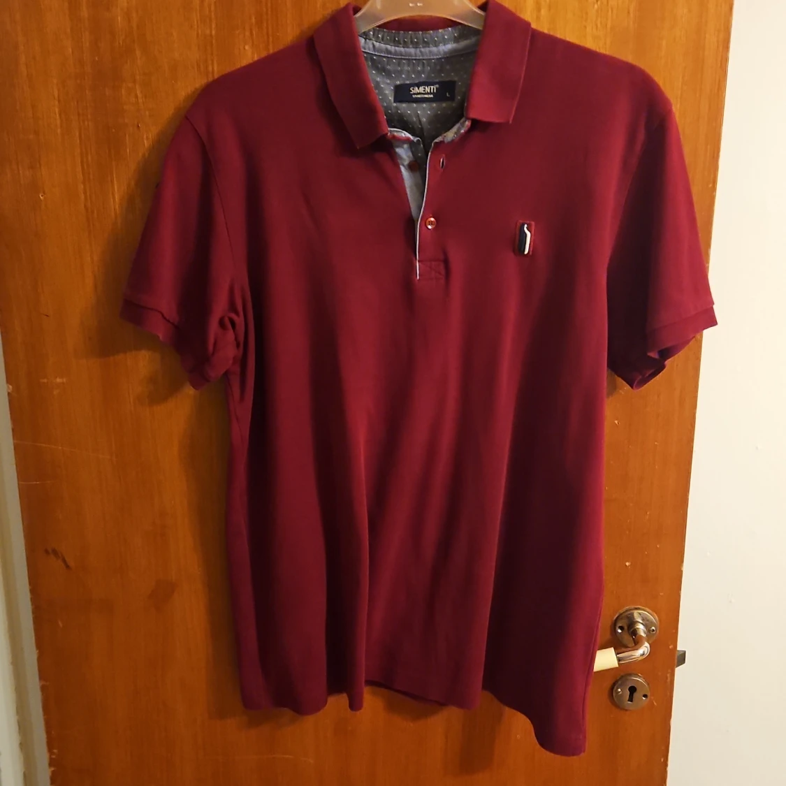 Vinröd pikétröja från Simenti, stl L