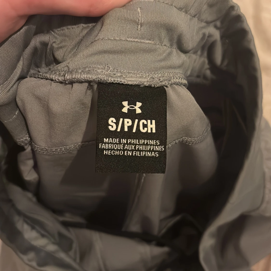 Grå träningsbyxor från Under Armour - 2