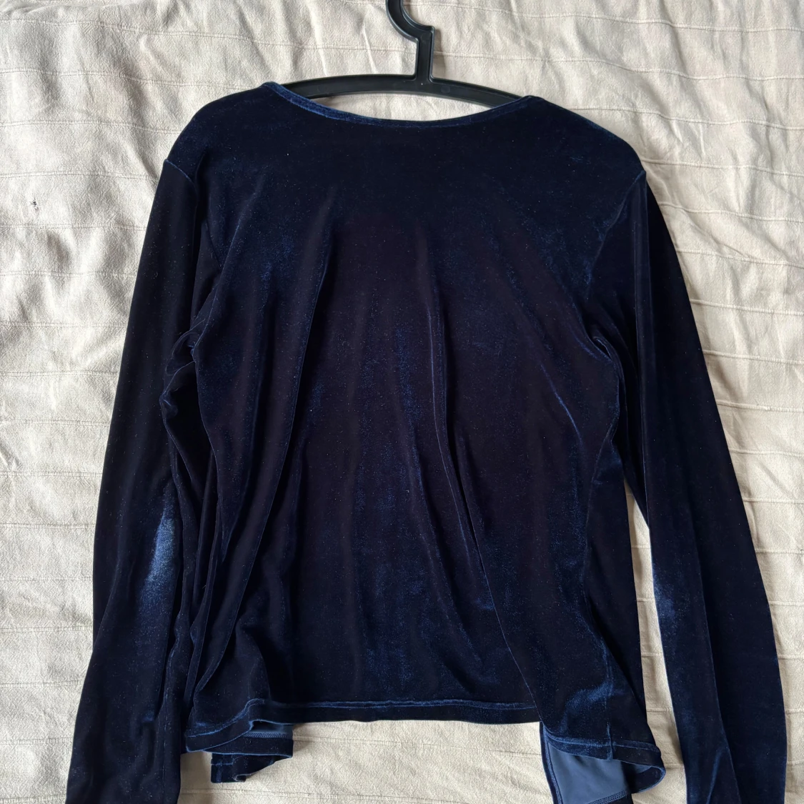 Mörkblå sammetstopp med knappar - 1