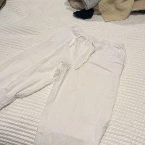 Linnebyxor från Gina - Säljer för att de inte passar mig längre, köpt för ca 2 år sedan men har knappt använt de trots det så de är i fint skick fortfarande! Nypris: 299kr