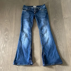 Superlågmidjade bootcut❤️ - NYASTE MODELLEN😁Snygga blå jeans från 157 med bootcut passform och extra låg midja. Klassisk femficksdesign, slitningar och tvättade detaljer ger en cool vibe. Jeansen är tillverkade i jeansmaterial med kontrastsömmar och har en läderpatch bak i midjan. En gång använda så tänker inte sänka priset. Nypris 400