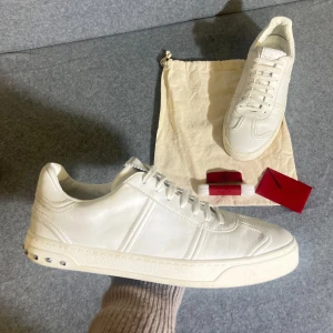 Valentino Flycrew - Valentino Flycrew | Väldigt eftertraktade | Väldigt snygga med en neutral färg som passar med allt | Väldigt bra skick utom att det finns en fläck | Frakta samma dag 🚚 | Kontakta vid fler frågor eller funderingar ✔️