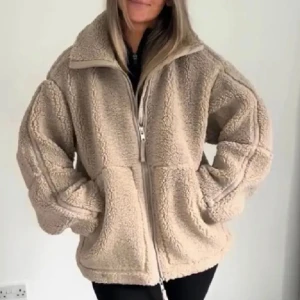 teddyjacka från hm - Mysig teddyjacka i beige💞 den är i bra skick och perfekt nu till hösten😊😊