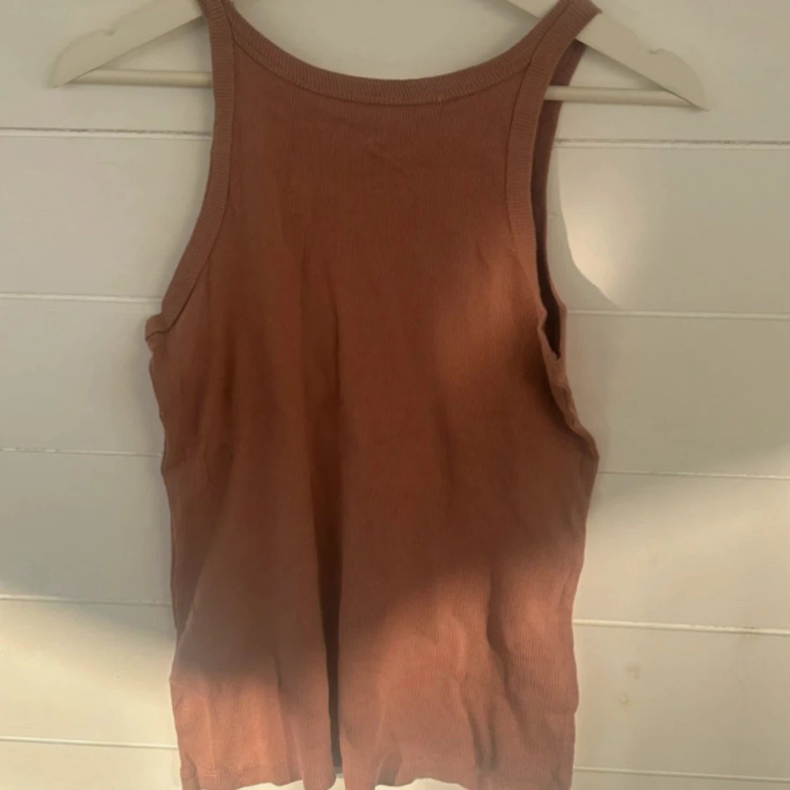 Rostbrun ribbad linnetopp från 157 - 1