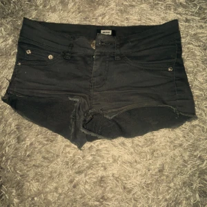Svarta jeansshorts från Bik Bok XS - Snygga svarta jeansshorts från Bik Bok i storlek XS. Modellen är superkort med råa kanter och klassiska fickor både fram och ba.💕