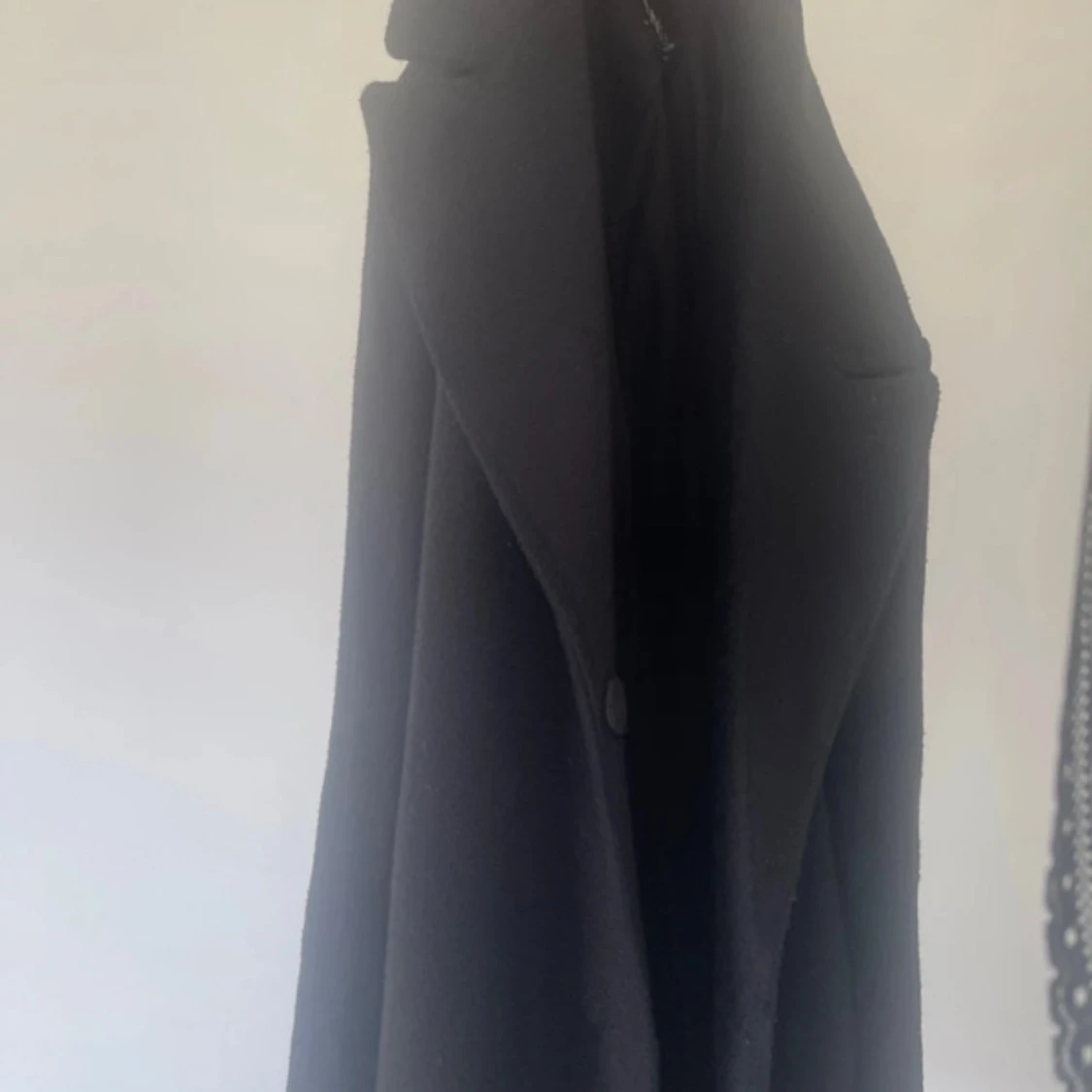 Svart kappa med bälte från ONLY - 3