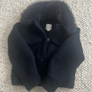 marin blå Teddy kappa 🍂 - Vid snabb affär diskuteras priset ! Mysig svart teddyjacka från Gina Tricot med fluffig fuskpäls på kragen. Jackan har stora fickor framtill, knappar och en croppad passform. Perfekt för kalla dagar när du vill vara både varm och snygg. Storleken är 164 vilket motsvarar en XS ❤️ knappast använd o säljs ej längre 🍂❤️den är köpt för 499kr ❤️