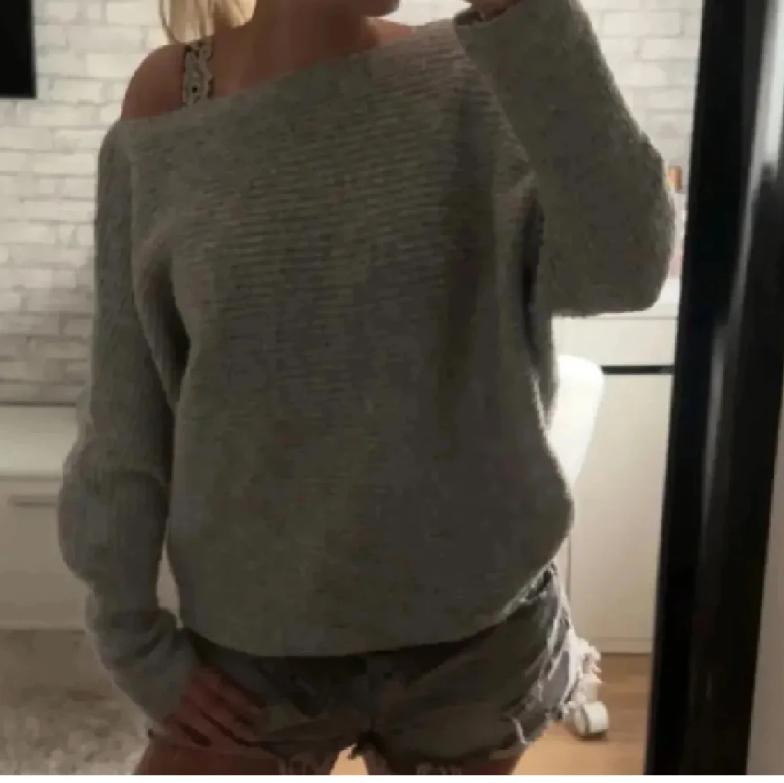 Grå stickad offshoulder tröja - 1