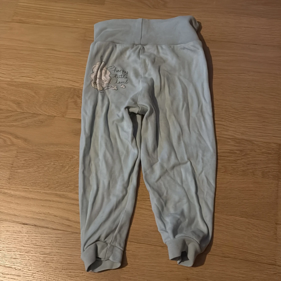 Ljusgrå mjukisbyxor med broderi