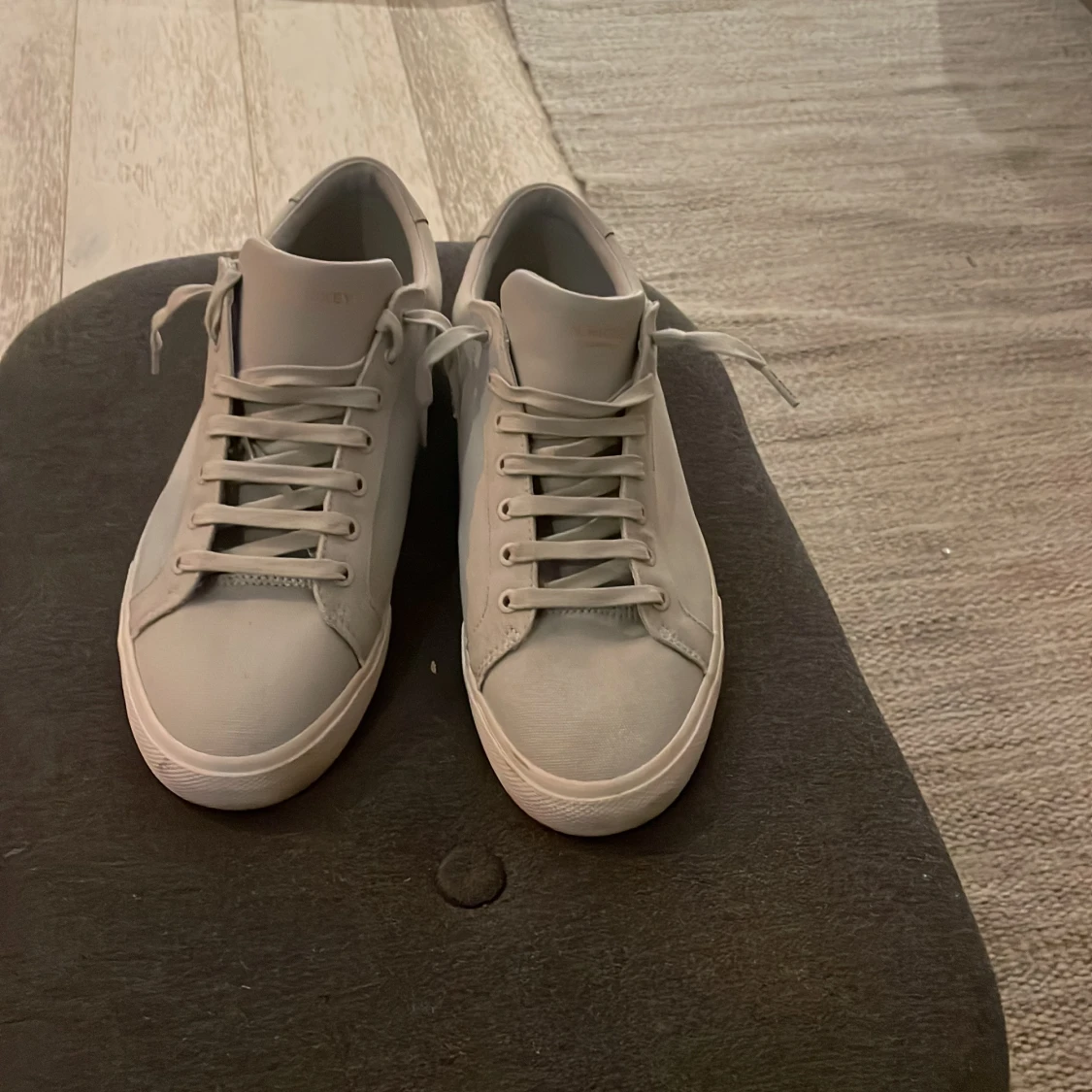 Gråa sneakers från Jim Rickey