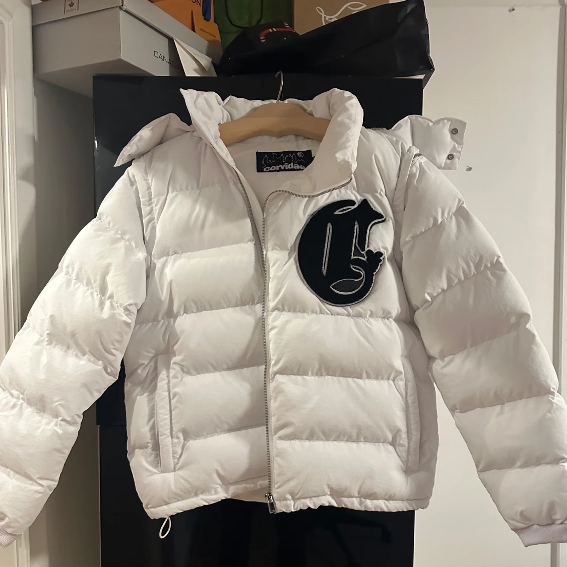 Vit jacka från Corvidaé med huva