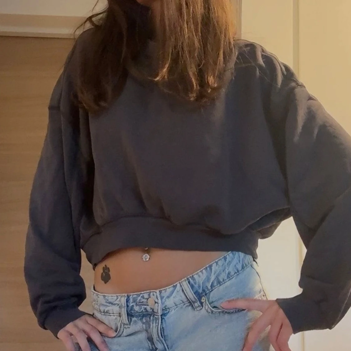 Mörkgrå croppad sweatshirt - 2