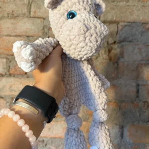 Virkad flodhästsnutte  - Virkad flodhästsnutte i mjukt oeko-tex certifierat garn. Gjord av mig i hemmiljö där både hund och katt förekommer. 