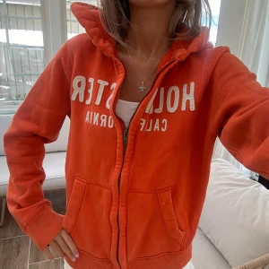 Hollister zip - En zip från Hollister i storlek S. Kan upplevas större i storlek pga oversized fit. Tröjan bedöms vara i väldigt fint skick förutom enstak fläck (se bild). Jag skickar inom 24h. Se liknande zip i min profil! F22