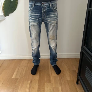 Replay Geebo jeans i ljusblå denim - Vi säljer nu dessa vintage replay jeans köpta i nyc tidigt 2000tal förmodligen. Har ett håll plus en kaffe fläck vilket på verkar priset. Priset är absolut inte hugget i sten. Bara att höra av sig vid funderingar🔥