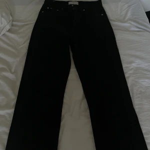 Svarta high rise jeans Calvin Klein - Svarta jeans från Calvin Klein Jeans med high rise och straight fit. Klassisk femficksmodell med snygg CK-logga på bakfickan. Älskar dessa jeans perfekta till vardags outfits! Nypris är 1200kr 
