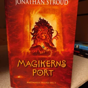 Magikerns port - Magikerns port är tredje delen i Bartimaeus-trilogin, fylld av magi, spänning och humor. Följ Nathaniel, djinnen Bartimaeus och Kitty i en desperat kamp mot mörka krafter. Perfekt för dig som gillar fantasy, äventyr och vassa repliker!