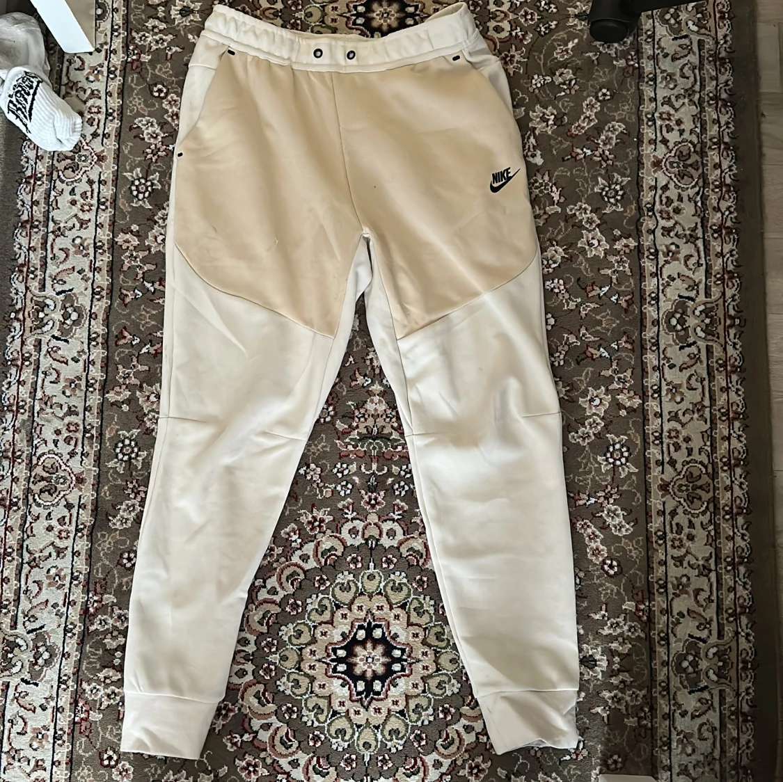 Beige mjukisbyxor från Nike, M