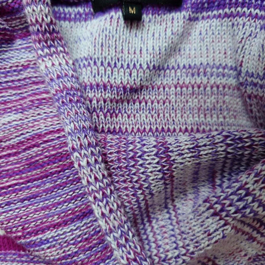 Randig lila polotröja i stickad material - 1