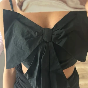 Svart topp med stor rosett - Använd 2gånger