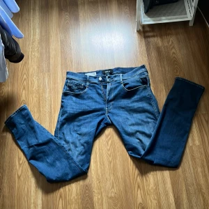 Blå Replay Anbass jeans slim fit - Säljer ett par blå Replay Anbass jeans med slim fit. De passar nog mer 32 34 för de e väldigt små i storleken. 