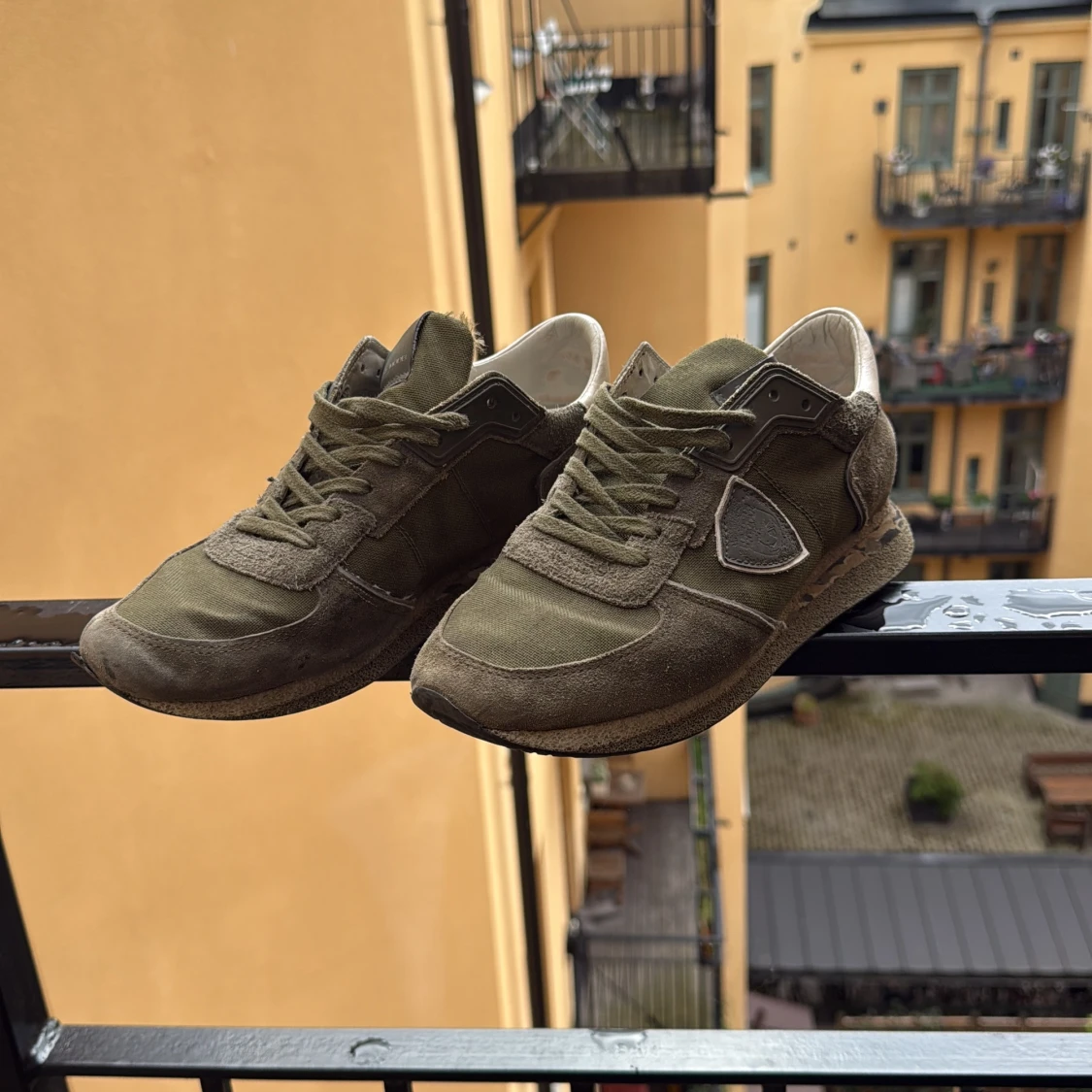 Olivgröna sneakers från Philippe Model