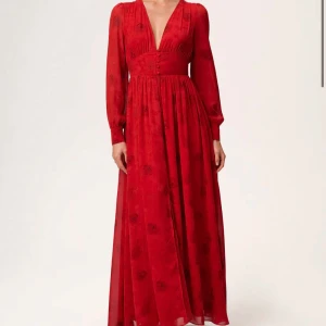 Napoli maxi dress från Adoore - Napoli maxi dress från Adoore i storlek 40 (liten i storlek) med Djup v-ringning, långa ärmar och knappar framtill. Tillkommer röd knapp och snöre i en liten påse. Helt ny och endast provad, säljes då den tyvärr inte passade mig. Ord pris på hemsidan 1695 kr❤️