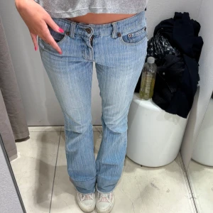 Ljusblå bootcut jeans - Säljer dessa skitsnygga lågmidjade jeans som tyvärr är lite korta för mig. Har sytt på jeans tyg för nere så att dom ska bli längre, men det går att sprätta bort ifalla man vill! Skriv privat för mått, jag är 167💞