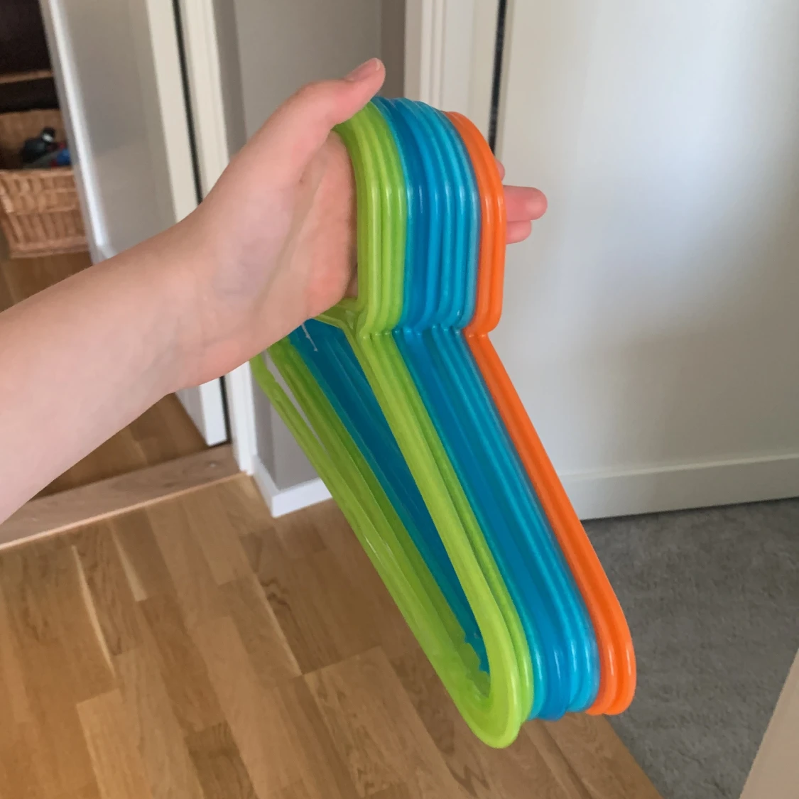 Färgglada barn galgar i orange blå och grön - 1