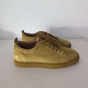 Louboutin skor - Säljer ett par sjukt feta Christian Louboutin skor i strl 40.5 men passar även 41. Skorna är i super bra skick och är sparsamt använda, näst intill nyskick. De är även i en unik gul/brun färg som står ut från mängden och även matchar allt. Hör gärna av er vid frågor eller funderingar!! ‼️Såklart är skorna ÄKTA ‼️