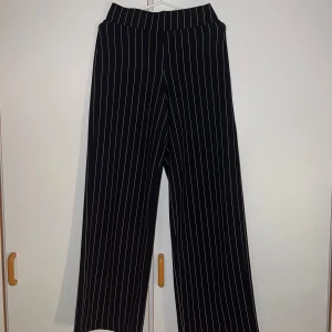 Fina kostymbyxor  - Knappt använda är i väldigt bra skick priset kan förhandlas vid snabbt köp 