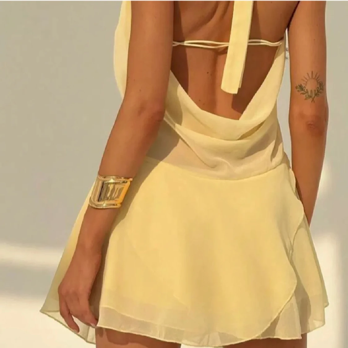 Ljusgul klänning med öppen rygg - 1